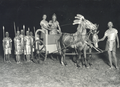 99897 Afbeelding van een groep in de nachtelijke maskeradeoptocht met als thema Ichnaton, ter gelegenheid van het 58e ...